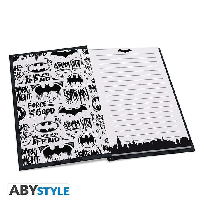 Set ABYSTYLE DC COMICS - Pck XXL glass + Pin + Pocket Notebook "Batman"
