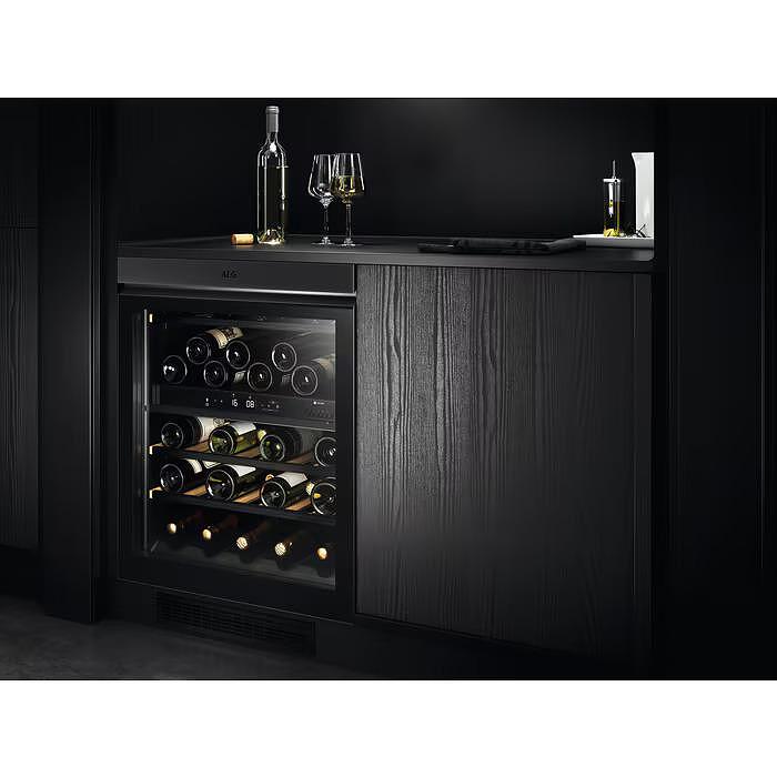 Built-in refrigerator AEG NSW8D826GT (ST), 122 l, G, Yes