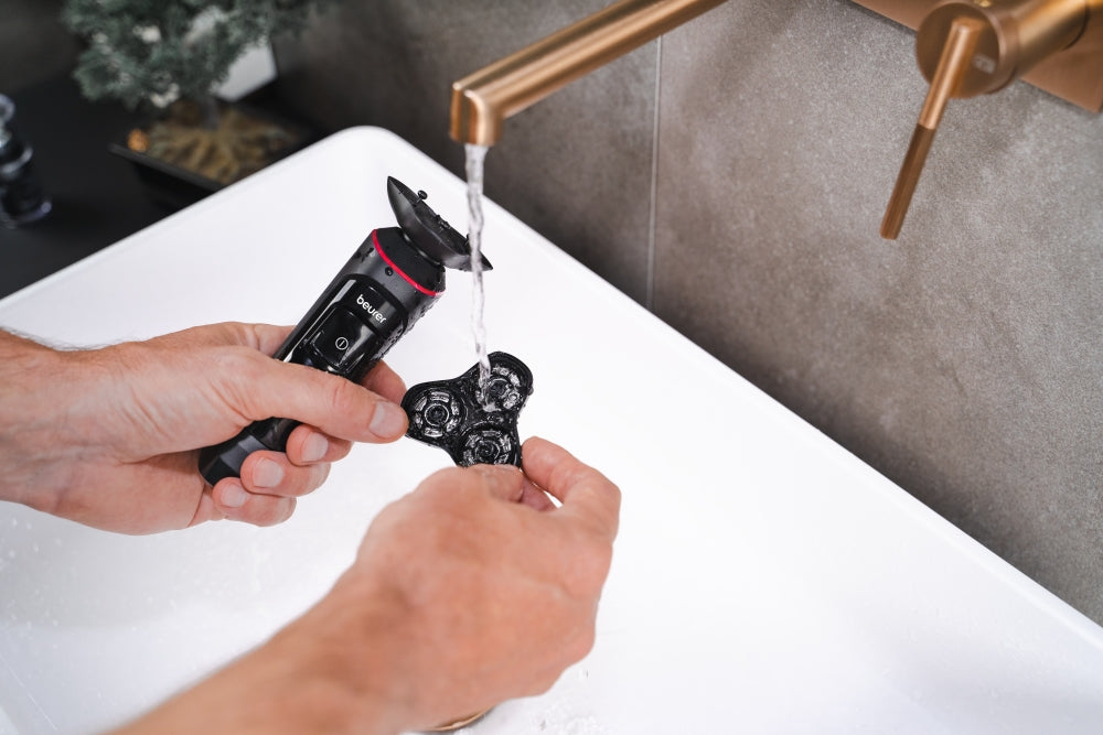 Beurer MN8X rotary shaver, 360° flexible shaver head, Magnetic fixation, LED display, Waterproof (IPX7), Quick-charge function  (10 min OT; 5 min CT), Incl. charger and storage station, protective cap and cleaning brush