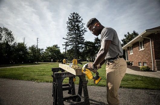 CORDLESS MINI CHAINSAW DEWALT DCMPS520N-XJ