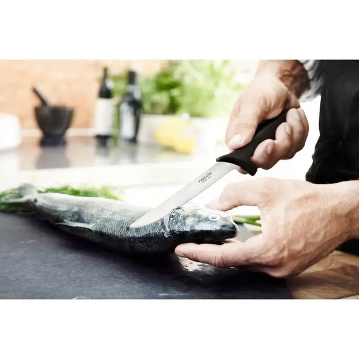 FILLETING KNIFE 17.6 CM FISKARS ESSENTIAL - Дъски ножове и белачки<<<Домашни потреби<<<Кухня<<<Praktiker