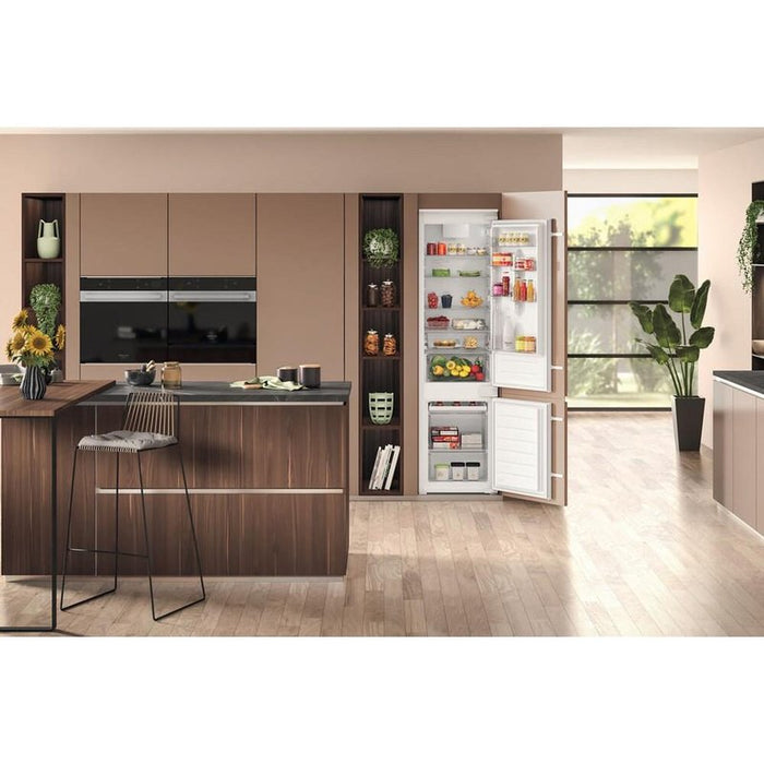 Built-in refrigerator with freezer Hotpoint-Ariston HAC20D011A1*** , 300 l, E , LowFrost , White , Yes