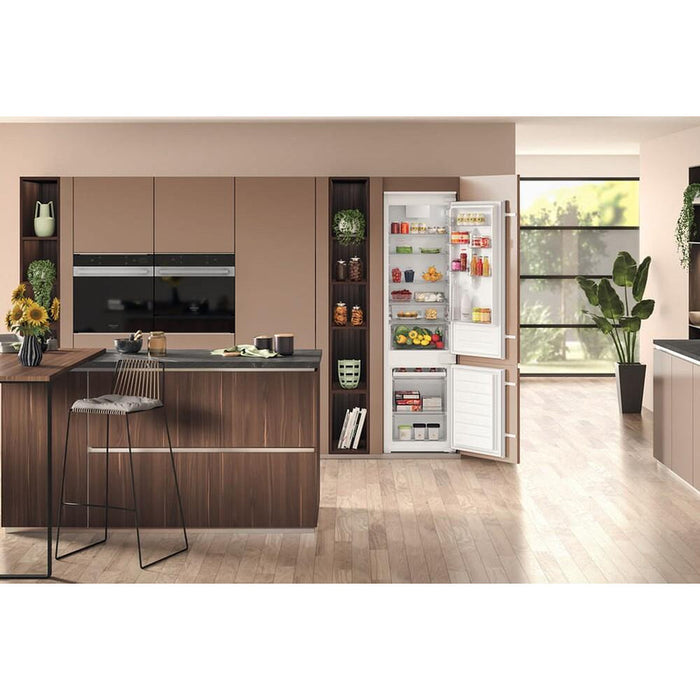 Built-in refrigerator with freezer Hotpoint-Ariston HAC20D011A1*** , 300 l, E , LowFrost , White , Yes