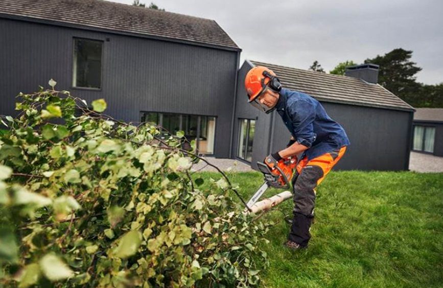 HUSQVARNA 130-14" CHAINSAW 38.0 cm3, 2.01 HP, BAR LENGTH 35.00 cm