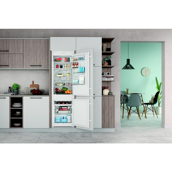 Built-in refrigerator with freezer Indesit INC18 T112, 250 l, E, No Frost, Yes