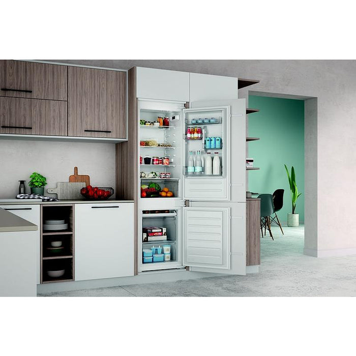 Built-in refrigerator with freezer Indesit INC18D021A1, 268 l, E, Static, Yes