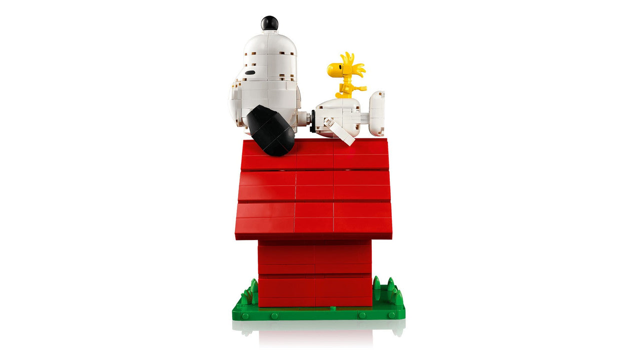 LEGO IDEAS 21368 Peanuts: Snoopy's Doghouse