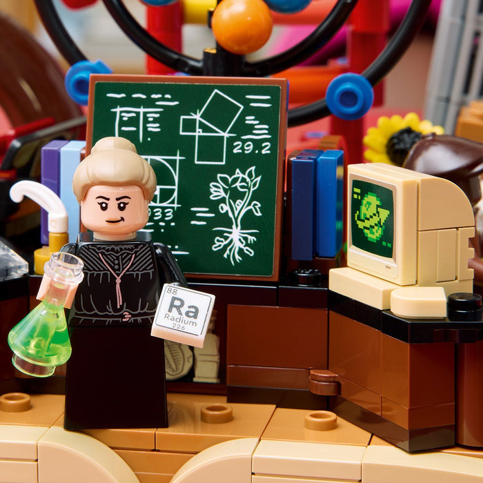 LEGO IDEAS 21355 The Evolution of STEM