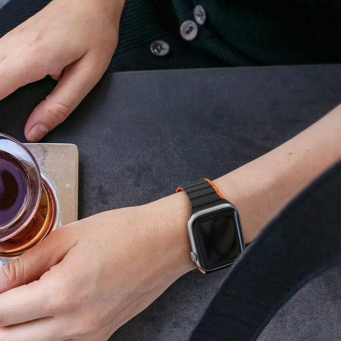 Magnetic Apple Watch SE 9 8 7 6 5 4 3 2 1 (41 40 38 mm) Dux Ducis Strap (LD Version) - black and orange - Cell phone