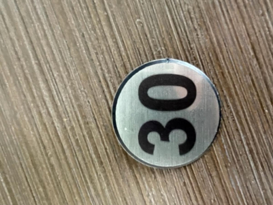 NUMBER 30 SELF-ADHESIVE SILVER CIRCLE 4CM