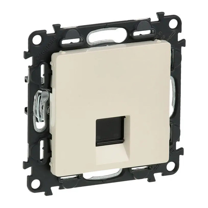 SOCKET RJ45 CAT.5EUTP CREAM LEGRAND VALENA LIFE - Ключове и контакти<<<Електроматериали<<<Praktiker&&&Ключове и