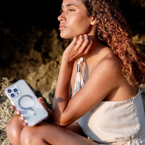 Uniq Coehl Savon Magnetic Charging Case for iPhone 16 - Transparent - Cell phone cases and covers<<<HurtelXML