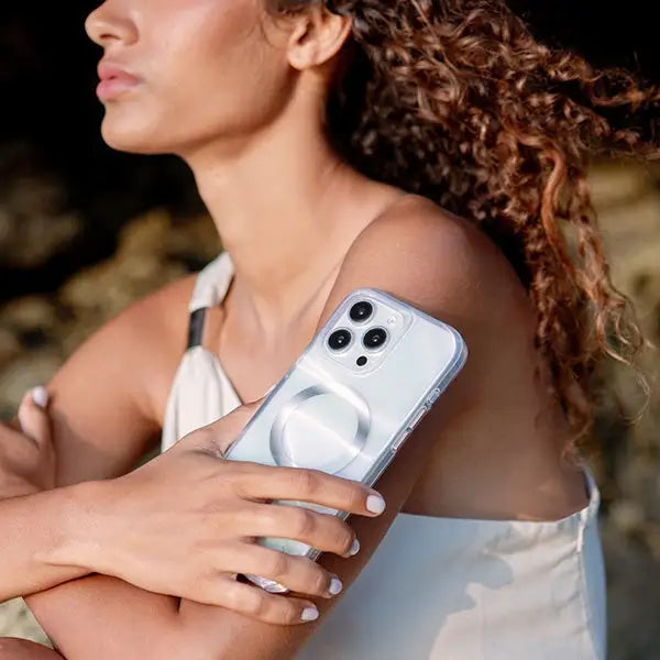 Uniq Coehl Savon Magnetic Charging Case for iPhone 16 - Transparent - Cell phone cases and covers<<<HurtelXML