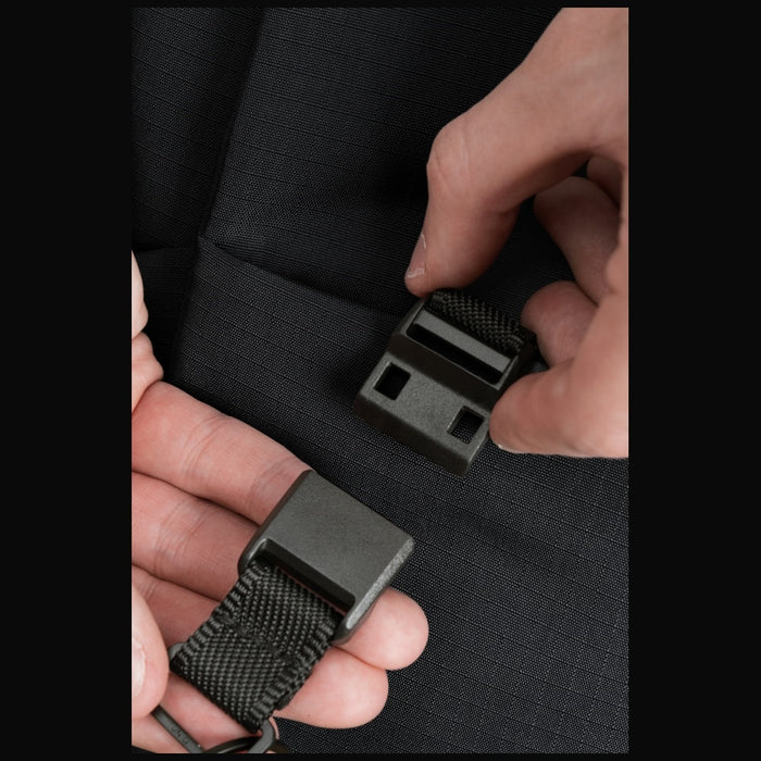 Uniq Arden Sling 2L bag - black