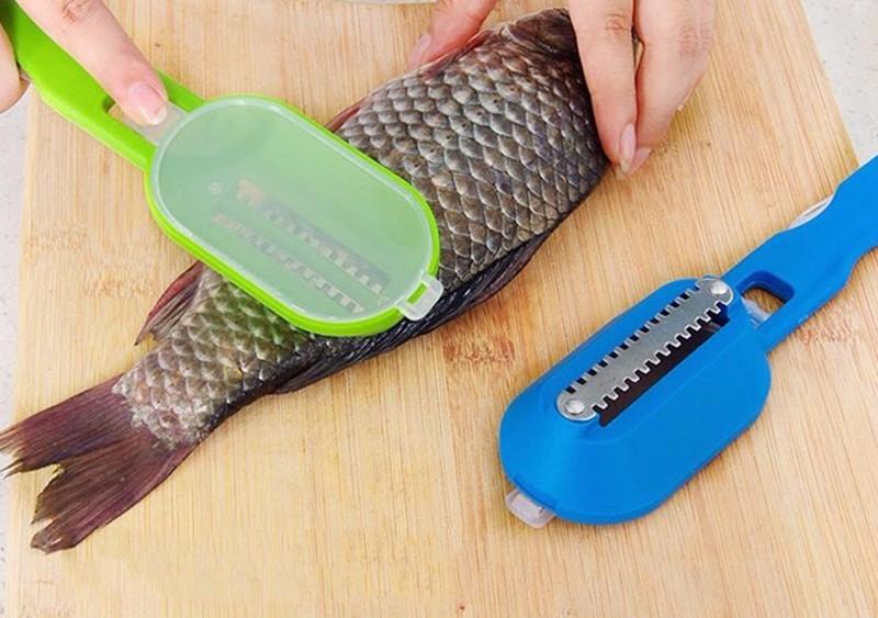 Utensil with a knife for cleaning scales and entrails of fish