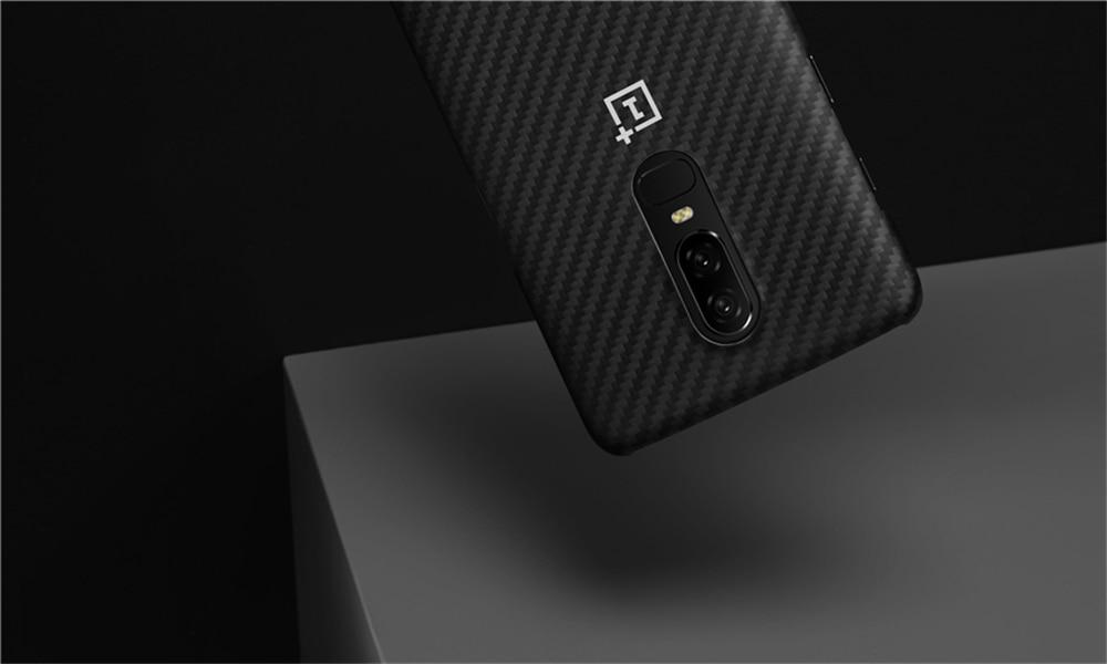 Original Oneplus impact resistant carrying case of carbon fibers with a velor interior of OnePlus 6